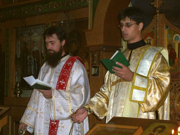 Диакон Андрей (слева) и диакон Иоанн.jpg