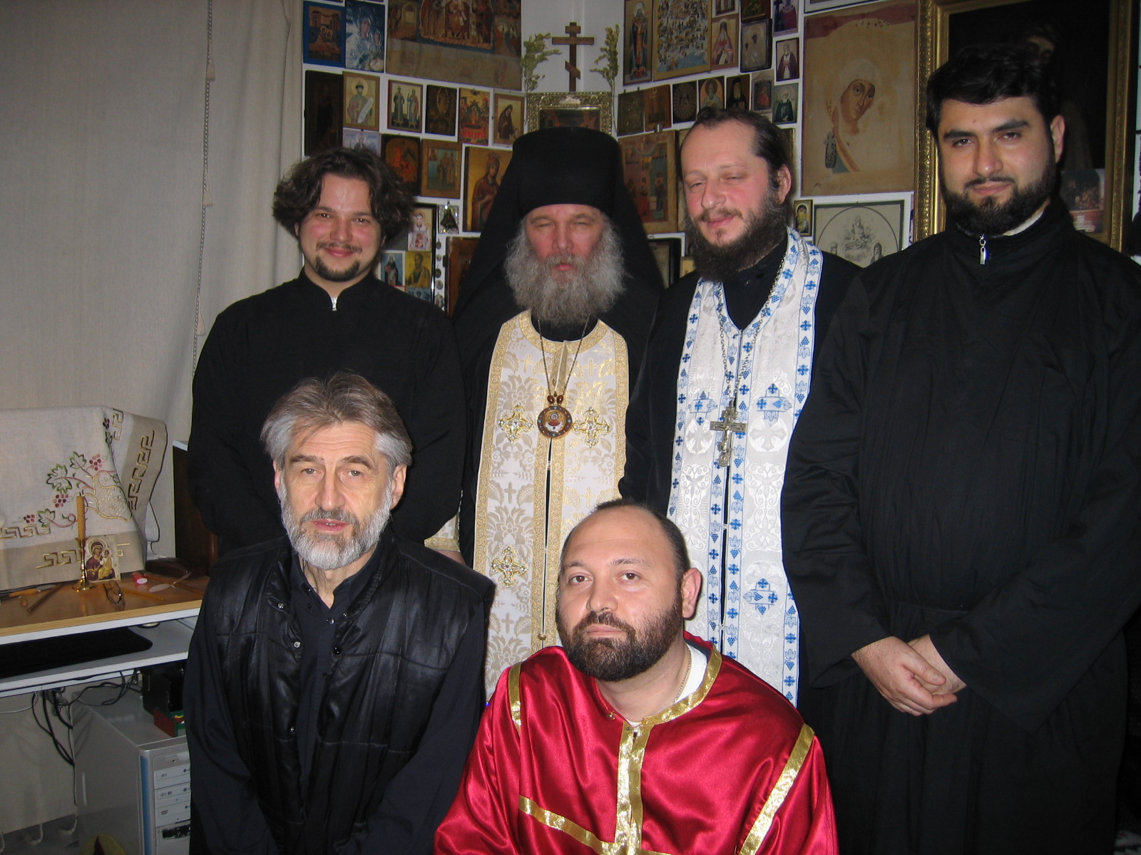 еп.Кассиан с клиром 2011г.jpg