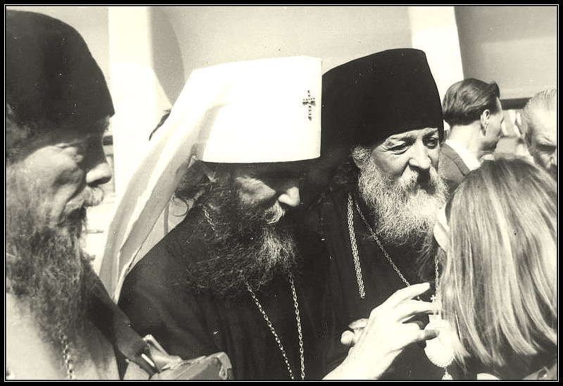 крайний справа Владыка Антоний (Медведев).jpg