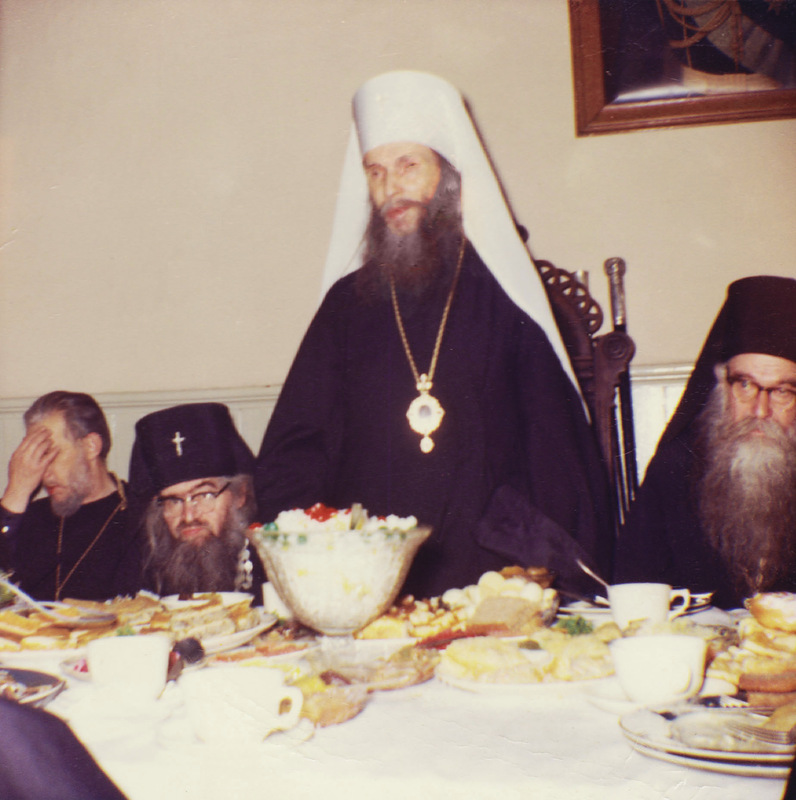 Митр. Филарет, справа Еп. Савва Эдмонтский, слева Архиеп. Иоанн.jpg