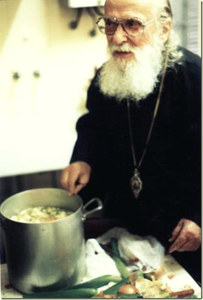 Митр. Виталий готовит суп Канны 1997 г.png