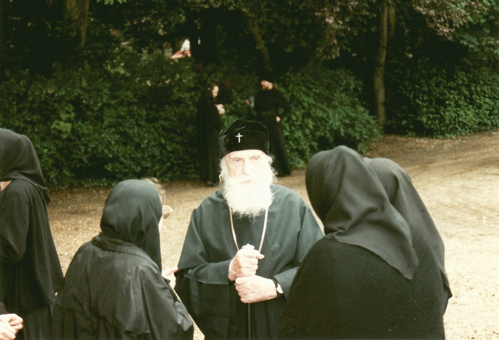 Митр. Виталий с сестрами. Лесна 1997г.jpg