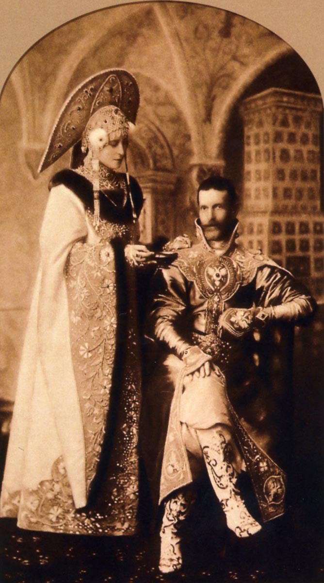на историческом бале в костюме боярыни с мужем..jpg