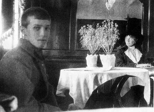 Последнее фото Наследника Цесаревича Алексея Николаевича. За столом Великая Княжна Ольга Николаевна. Пароход Русь 22 мая 1918.jpg