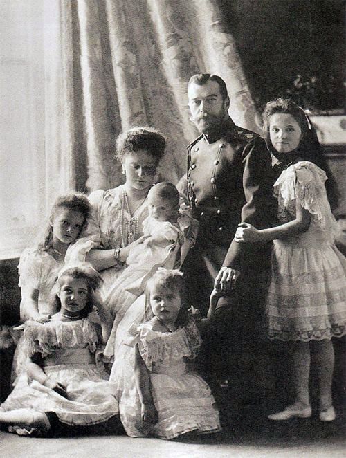 The Romanov family in 1904..jpg