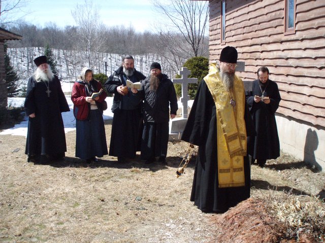 У могилки.jpg