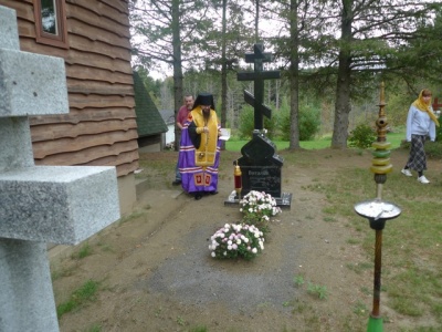 у могилы митрополита.jpg