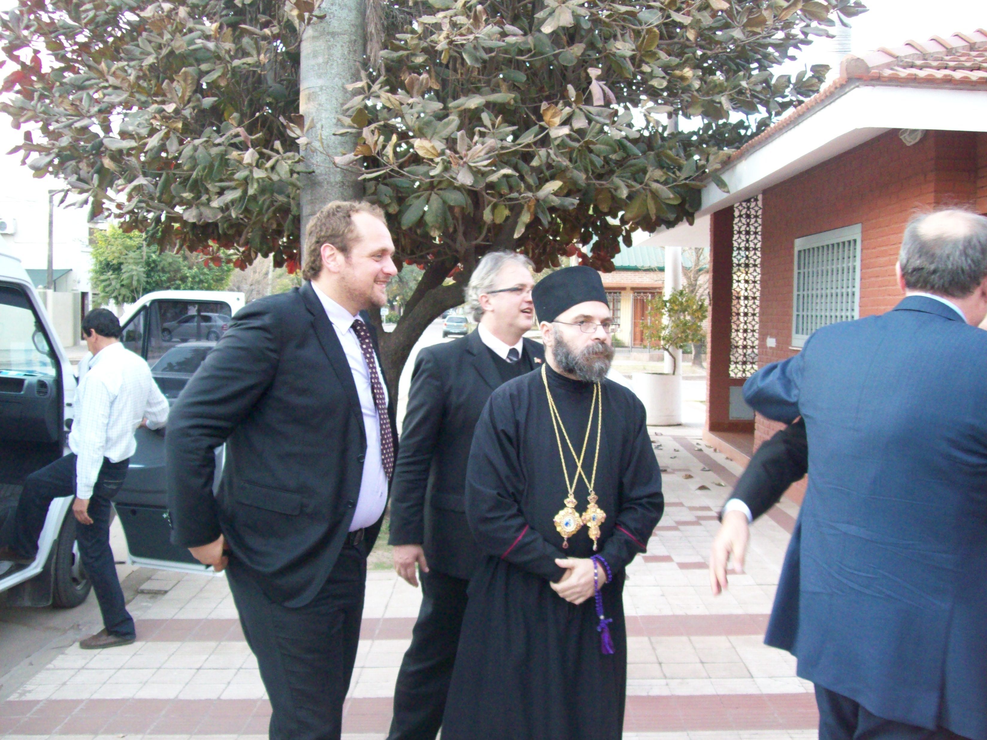 Vladika Gorazd llegando al Consulado con la delegacion[2].JPG
