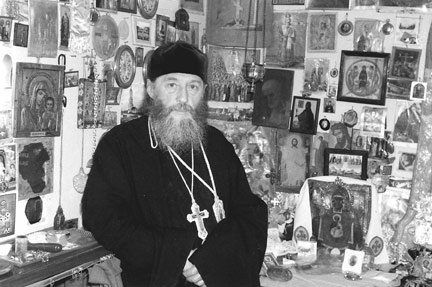 Владыка Леонтий в своей келье.jpg